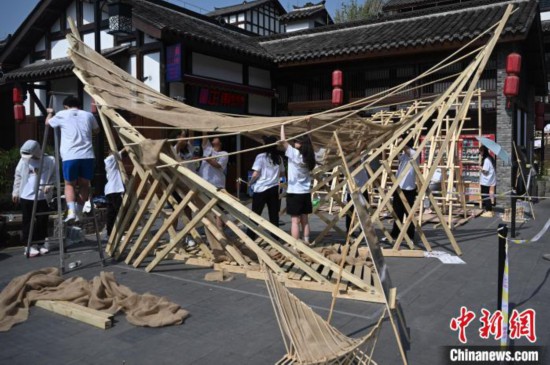 重庆大学开启第十届建造季 学生8小时搭建奇幻建筑