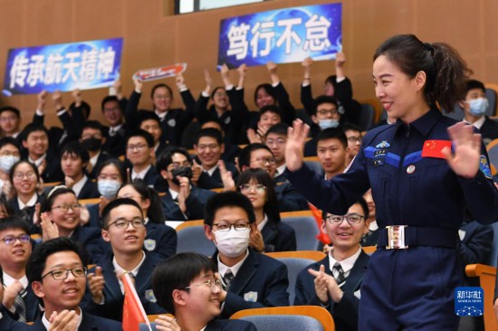 “太空教师”王亚平：播下航天梦想的种子