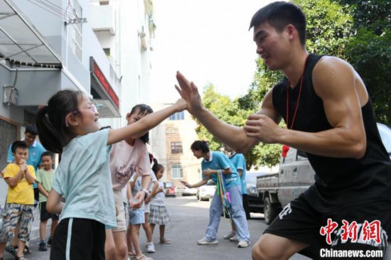 广西大学生暑期“三下乡” 助力儿童快乐成长