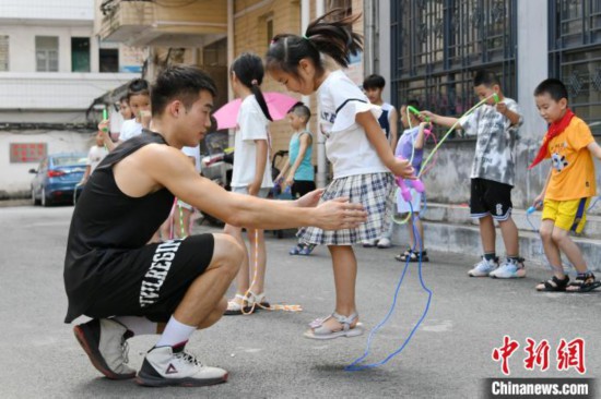 广西大学生暑期“三下乡” 助力儿童快乐成长