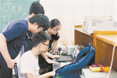 图为天津大学智能感知工程专业师生开展智能车调试。 天津大学供图